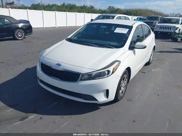 3KPFK4A70JE196182 2018 KIA FORTE - Image 2
