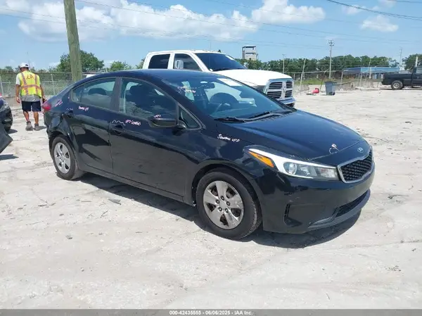 3KPFK4A70JE197056 2018 KIA FORTE - Image 1