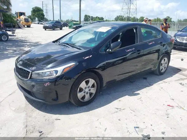 3KPFK4A70JE197056 2018 KIA FORTE - Image 2