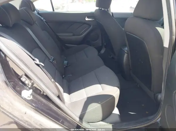 3KPFK4A70JE197056 2018 KIA FORTE - Image 8