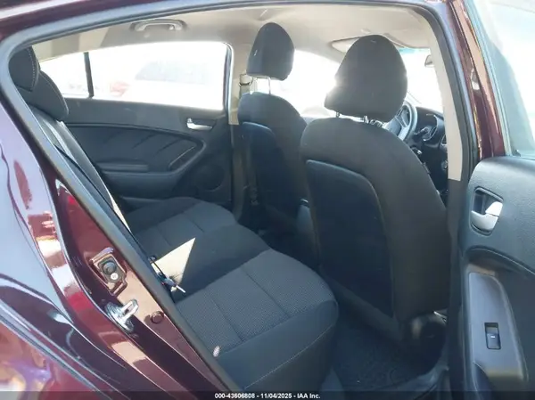 3KPFK4A70JE204264 2018 KIA FORTE - Image 8