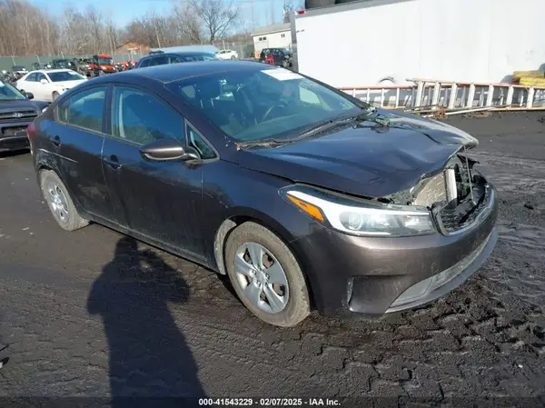 3KPFK4A70JE205690 2018 KIA FORTE - Image 1