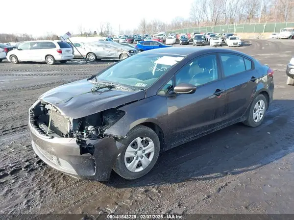 3KPFK4A70JE205690 2018 KIA FORTE - Image 2