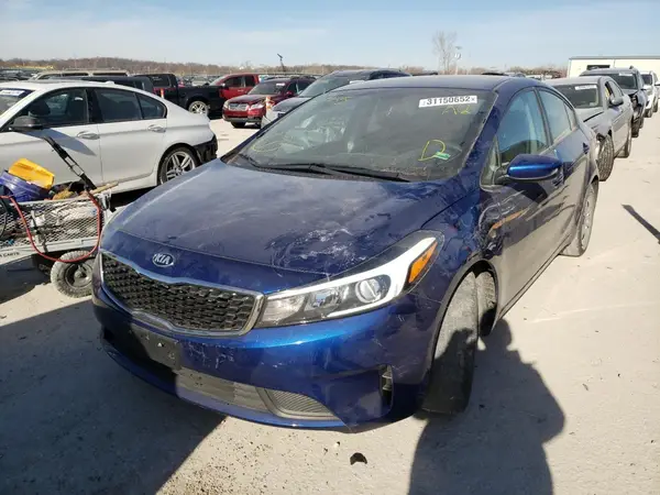 3KPFK4A70JE211165 2018 KIA FORTE - Image 2