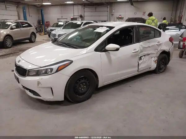 3KPFK4A70JE213837 2018 KIA FORTE - Image 2