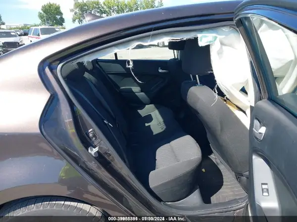 3KPFK4A70JE217385 2018 KIA FORTE - Image 8