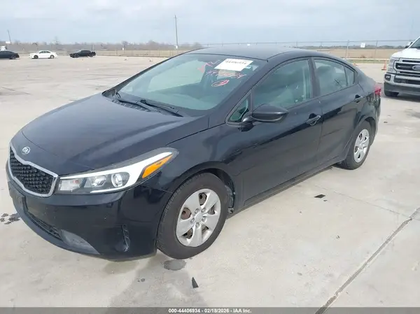 3KPFK4A70JE219041 2018 KIA FORTE - Image 2