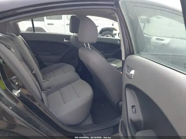 3KPFK4A70JE219041 2018 KIA FORTE - Image 8