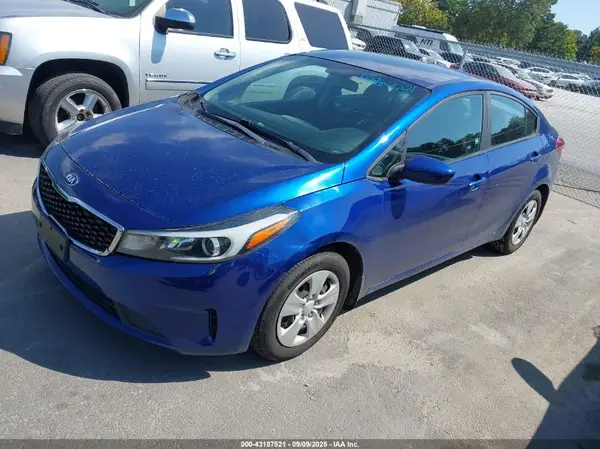 3KPFK4A70JE221811 2018 KIA FORTE - Image 2