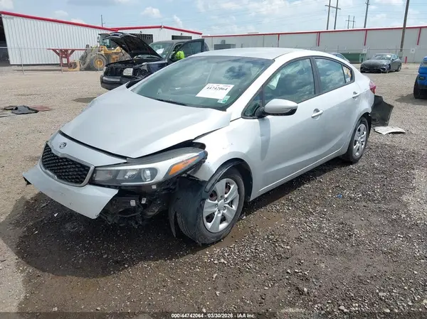 3KPFK4A70JE226085 2018 KIA FORTE - Image 2