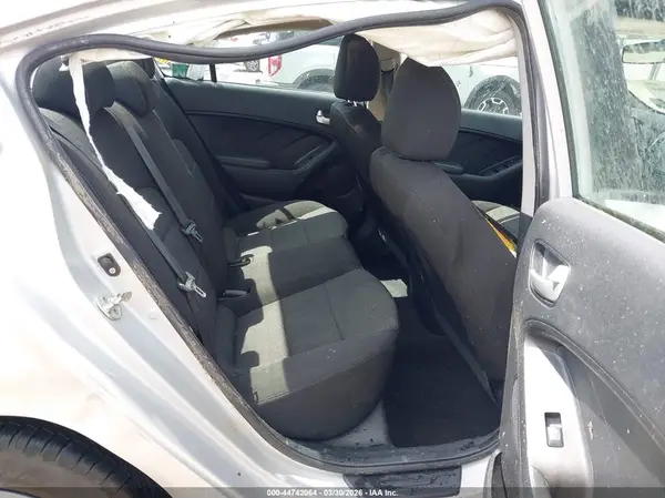 3KPFK4A70JE226085 2018 KIA FORTE - Image 8