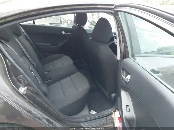 3KPFK4A70JE227320 2018 KIA FORTE - Image 8