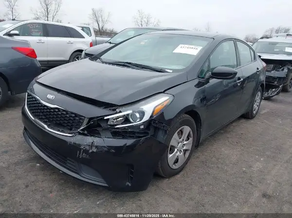 3KPFK4A70JE228337 2018 KIA FORTE - Image 2
