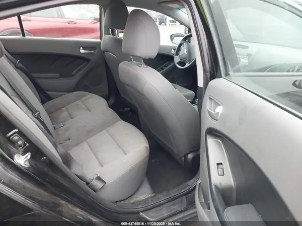 3KPFK4A70JE228337 2018 KIA FORTE - Image 8
