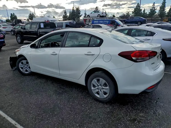 3KPFK4A70JE228869 2018 KIA FORTE - Image 2