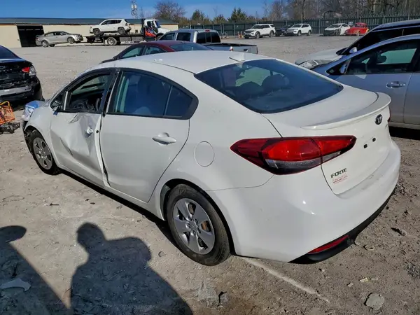 3KPFK4A70JE229133 2018 KIA FORTE - Image 2