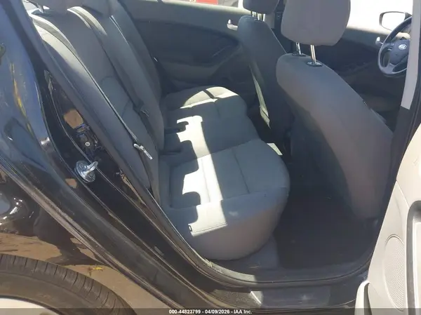 3KPFK4A70JE229262 2018 KIA FORTE - Image 8