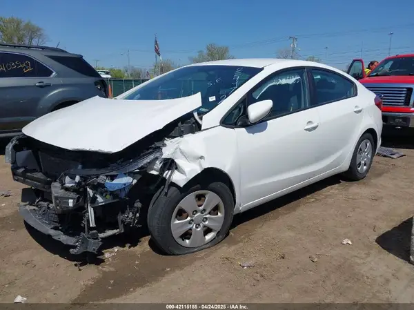 3KPFK4A70JE229472 2018 KIA FORTE - Image 2
