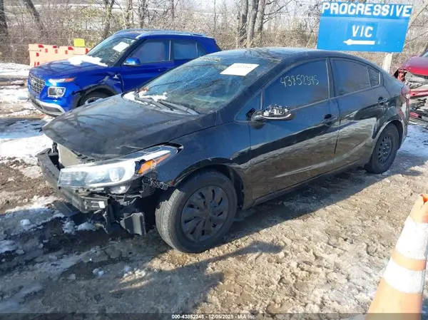 3KPFK4A70JE229844 2018 KIA FORTE - Image 2