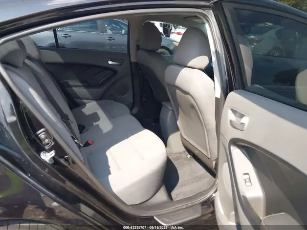 3KPFK4A70JE233618 2018 KIA FORTE - Image 8
