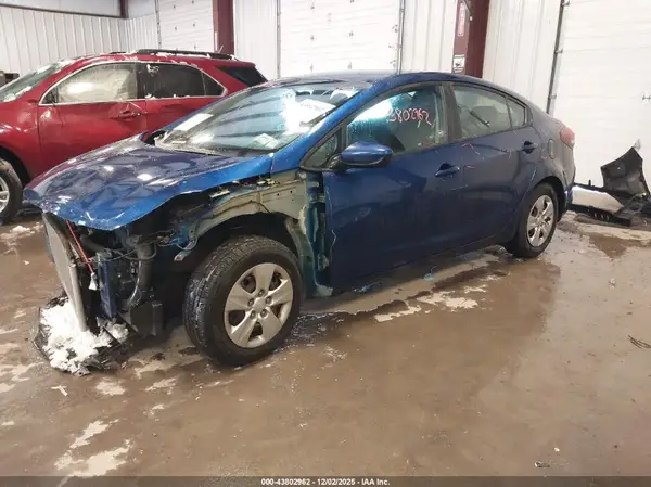 3KPFK4A70JE233716 2018 KIA FORTE - Image 2