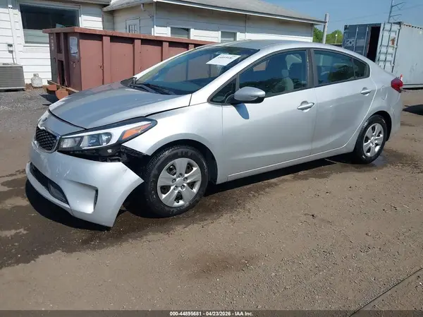 3KPFK4A70JE233991 2018 KIA FORTE - Image 2