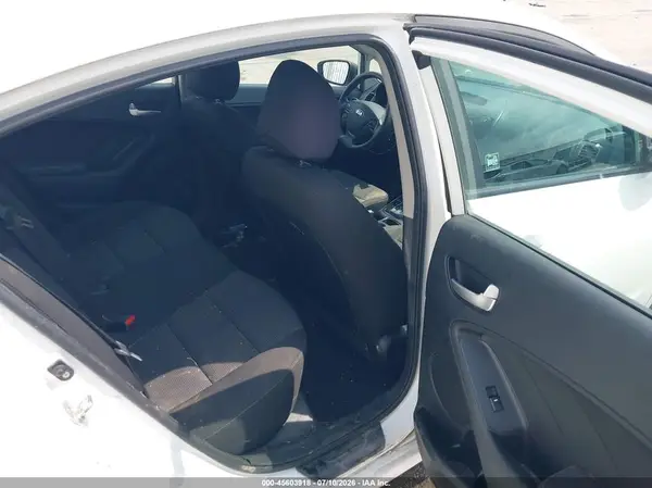 3KPFK4A70JE234185 2018 KIA FORTE - Image 8