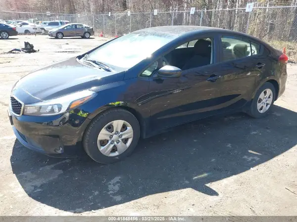3KPFK4A70JE235109 2018 KIA FORTE - Image 2