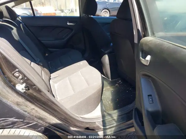 3KPFK4A70JE235109 2018 KIA FORTE - Image 8