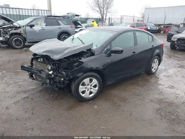 3KPFK4A70JE235630 2018 KIA FORTE - Image 2