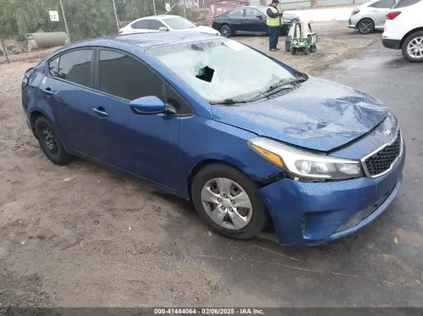 3KPFK4A70JE236633 2018 KIA FORTE - Image 1