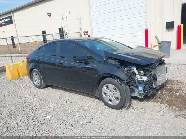 3KPFK4A70JE236793 2018 KIA FORTE - Image 1