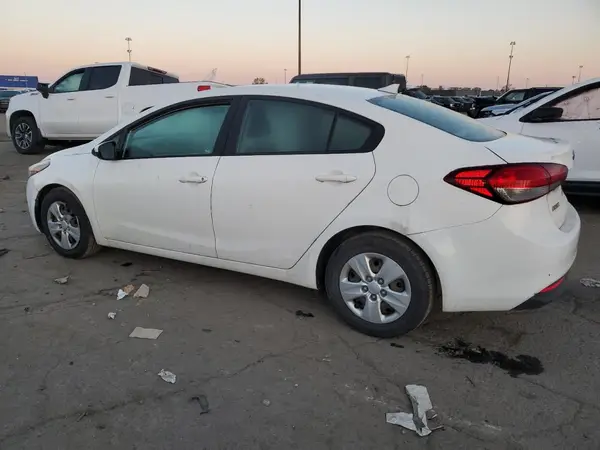 3KPFK4A70JE238558 2018 KIA FORTE - Image 2
