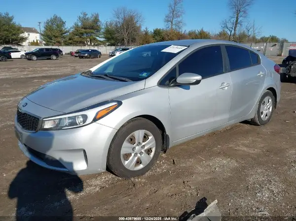 3KPFK4A70JE239094 2018 KIA FORTE - Image 2
