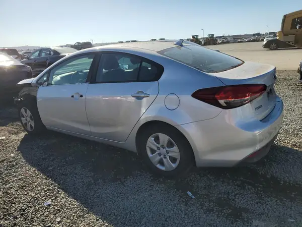3KPFK4A70JE241251 2018 KIA FORTE - Image 2