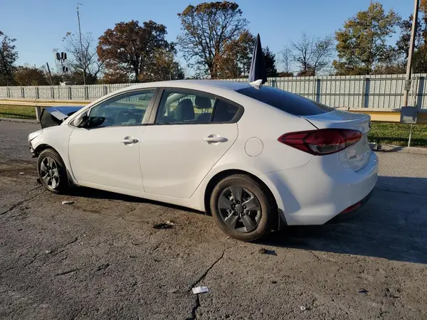 3KPFK4A70JE243758 2018 KIA FORTE - Image 2