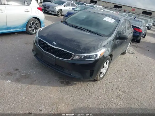 3KPFK4A70JE252525 2018 KIA FORTE - Image 2