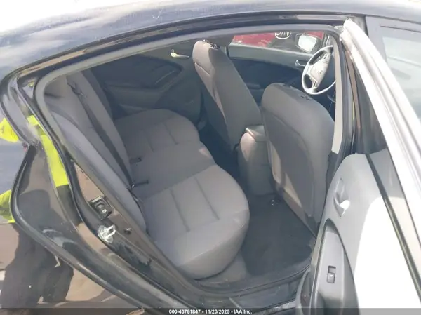 3KPFK4A70JE252525 2018 KIA FORTE - Image 8