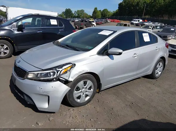 3KPFK4A70JE256610 2018 KIA FORTE - Image 2