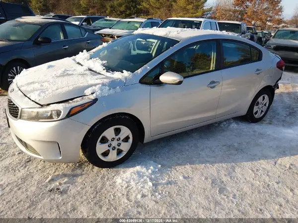 3KPFK4A70JE270555 2018 KIA FORTE - Image 2