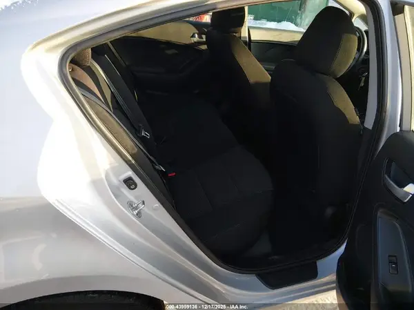 3KPFK4A70JE270555 2018 KIA FORTE - Image 8