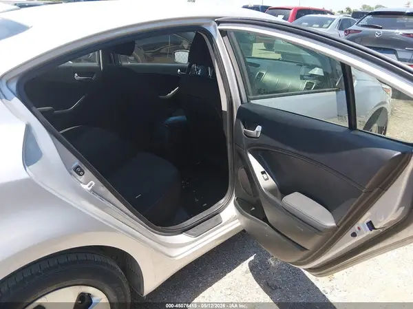 3KPFK4A70JE272631 2018 KIA FORTE - Image 8