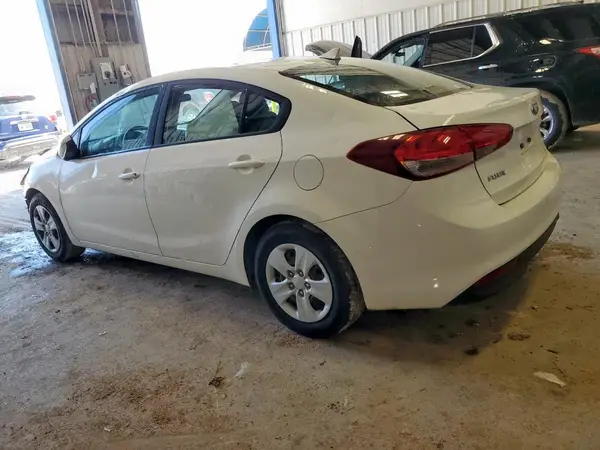 3KPFK4A70JE273598 2018 KIA FORTE - Image 2