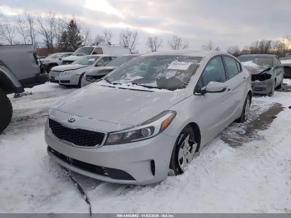 3KPFK4A70JE275321 2018 KIA FORTE - Image 2