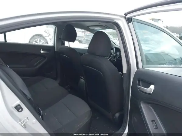 3KPFK4A70JE275321 2018 KIA FORTE - Image 8
