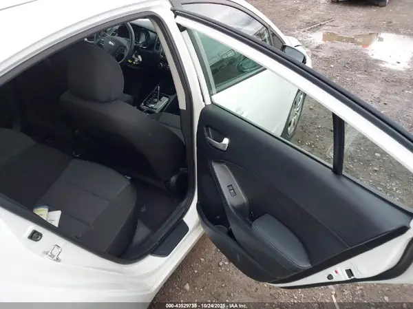3KPFK4A70JE275903 2018 KIA FORTE - Image 8