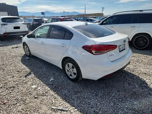 3KPFK4A70JE280261 2018 KIA FORTE - Image 2