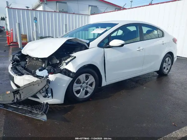 3KPFK4A70JE281054 2018 KIA FORTE - Image 2