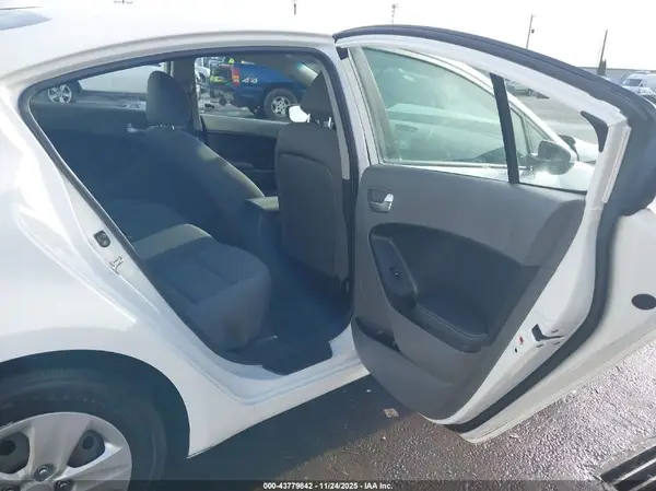 3KPFK4A70JE281054 2018 KIA FORTE - Image 8