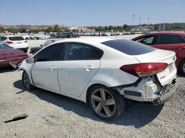 3KPFK4A70JE281135 2018 KIA FORTE - Image 2